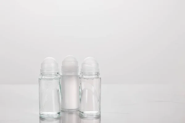 Bouteilles de déodorant isolées sur blanc avec espace de copie — Photo de stock