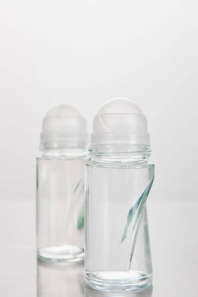 Selektiver Fokus von Deodorant-Flaschen isoliert auf Weiß — Stockfoto