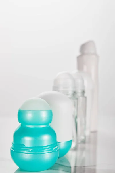 Enfoque selectivo de botellas de desodorante aisladas en blanco - foto de stock