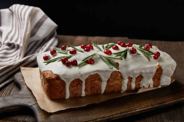 Pastel tradicional de Navidad con arándano y romero sobre mesa de madera aislada en negro - foto de stock