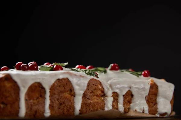 Gâteau de Noël traditionnel avec canneberge isolé sur noir — Photo de stock