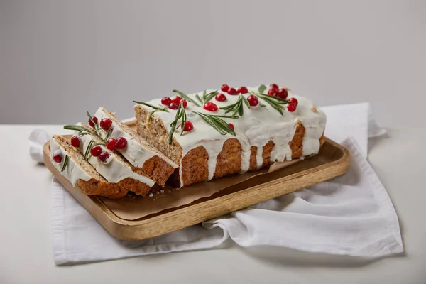 Traditioneller Weihnachtskuchen mit Preiselbeeren auf Holzbrett auf weißem Tisch isoliert auf grau — Stockfoto