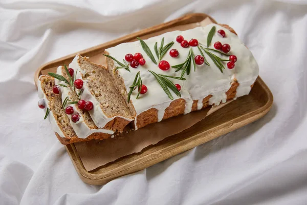 Traditioneller Weihnachtskuchen mit Preiselbeeren auf Holzbrett auf weißem Tuch — Stockfoto