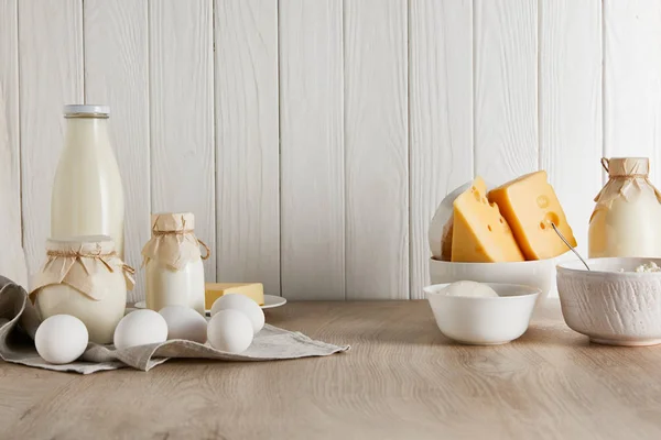 Délicieux produits laitiers frais et oeufs sur fond de bois blanc — Photo de stock