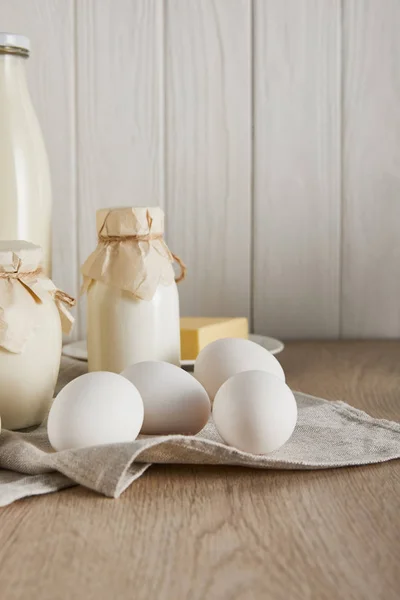 Délicieux produits laitiers frais et oeufs sur fond de bois blanc — Photo de stock