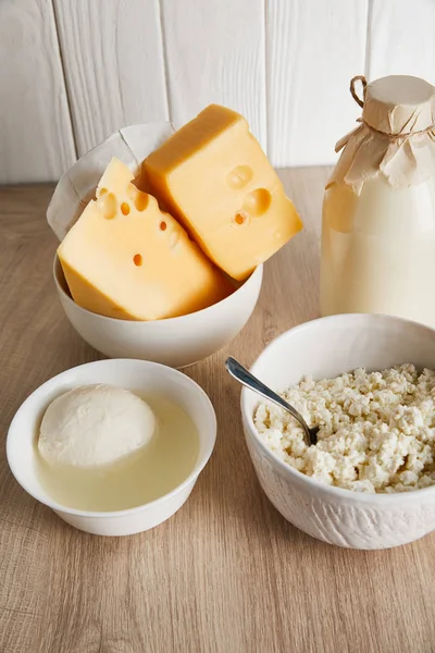 Вкусные свежие молочные продукты на деревянном фоне — стоковое фото