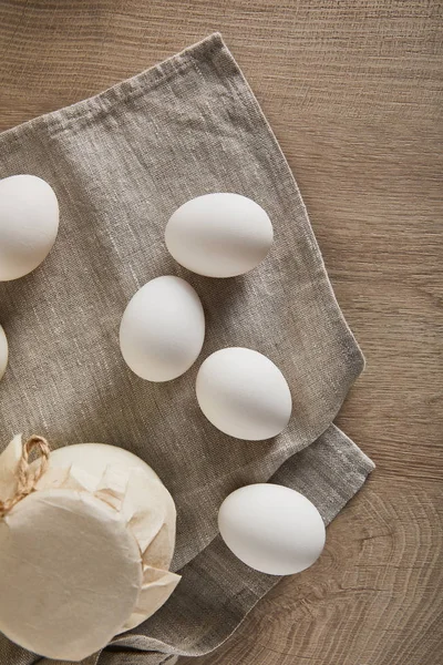 Vue du dessus des œufs et du lait sur table en bois avec serviette — Photo de stock