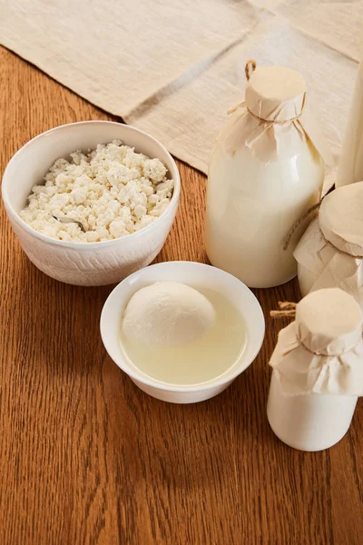 Productos lácteos orgánicos sabrosos en mesa de madera rústica - foto de stock