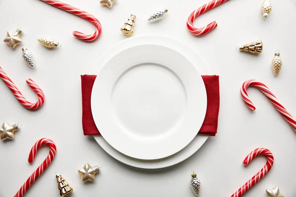 Vista dall'alto della tavola di Natale festivo impostazione su sfondo bianco con decorazione e caramelle — Foto stock