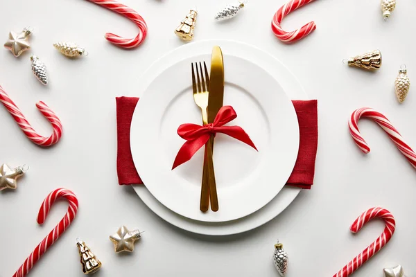 Vue de dessus du cadre de table de Noël festive sur fond blanc avec décoration et bonbons — Photo de stock