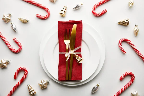 Vue de dessus du cadre de table de Noël festive sur fond blanc avec décoration et bonbons — Photo de stock