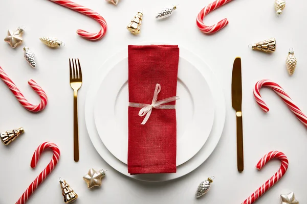 Ansicht von Weihnachten Tischdekoration auf weißem Hintergrund mit festlicher Dekoration und Bonbons — Stockfoto