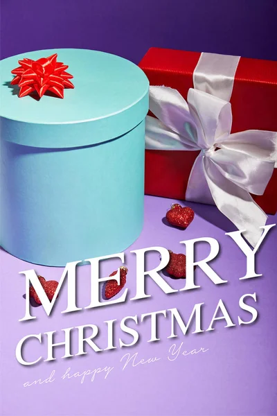 Blaue und rote Geschenkboxen in der Nähe von Christbaumkugeln auf lila Hintergrund mit frohen Weihnachten und ein glückliches neues Jahr Illustration — Stockfoto