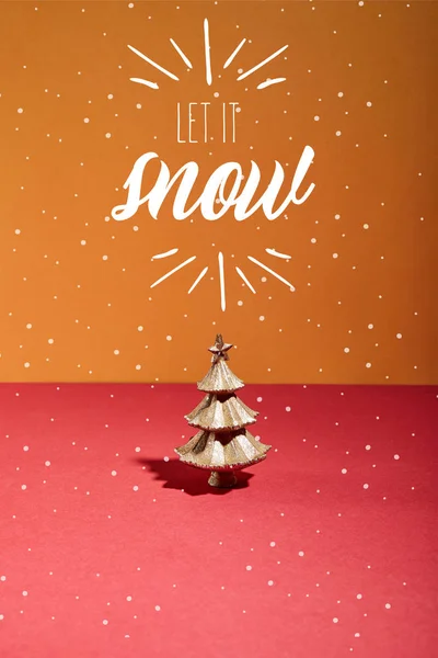 Albero di Natale decorativo dorato su sfondo rosso e arancione con lasciare che illustrazione neve — Foto stock