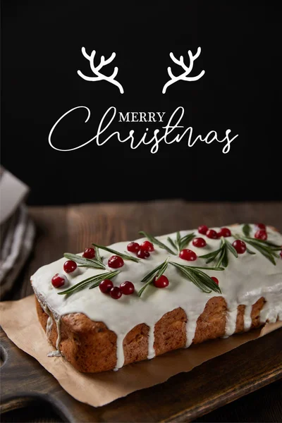 Bolo de Natal tradicional com cranberry na mesa de madeira isolada em preto com ilustração Feliz Natal — Fotografia de Stock