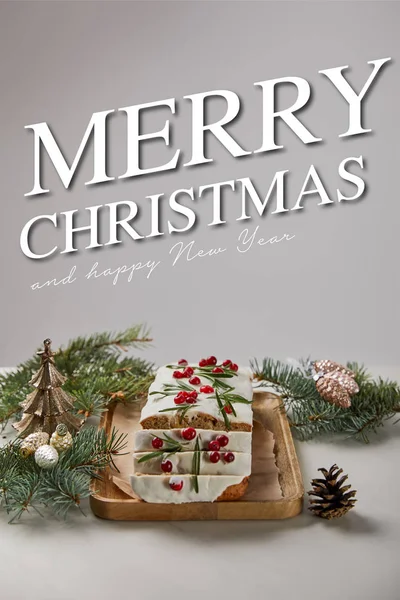 Традиційний різдвяний торт з журавлиною біля вафлі і сосни на білому столі ізольовані на сірому з веселим Різдвом і щасливим новорічним написанням — стокове фото