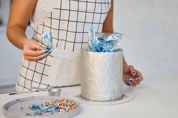 Vue partielle du gâteau de décoration confiseur dans la cuisine — Photo de stock