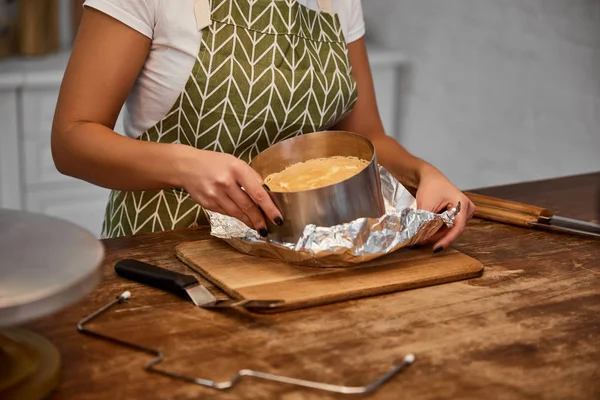 Teilansicht Konditor macht Kuchenform mit Kuchenform — Stockfoto