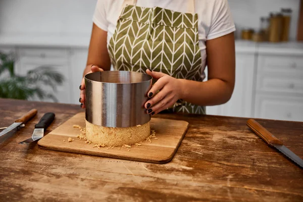Teilansicht: Konditor nimmt Kuchen aus Kuchenform — Stockfoto