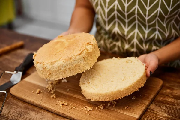 Ausgeschnittene Ansicht eines Konditors, der Kuchenschichten hält — Stockfoto