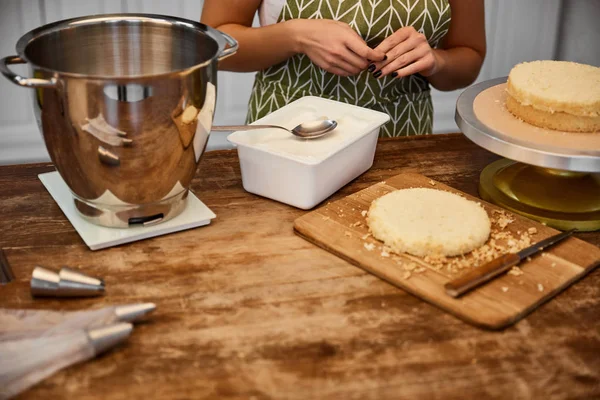 Selektiver Fokus des Konditors, der mit Zutaten zum Backen am Tisch steht — Stockfoto