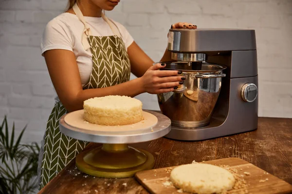 Vista recortada de la masa mezcladora de confitería en la mezcladora de masa - foto de stock