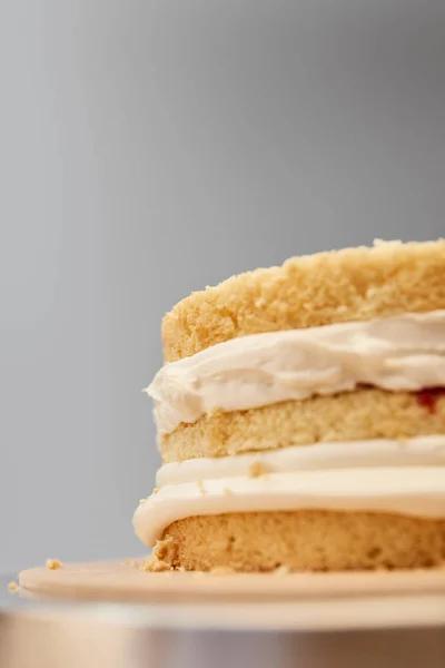 Закрыть вид на вкусное печенье с кремом, изолированным на сером — стоковое фото