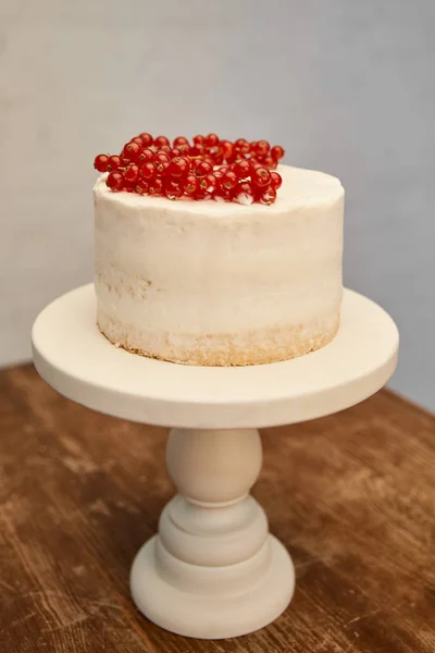 Вкусное печенье со спелыми сгустками красной смородины на торте — стоковое фото