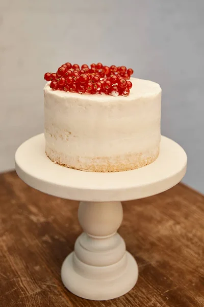 Leckeres Gebäck mit reifen Johannisbeersträußen am Kuchenstand — Stockfoto