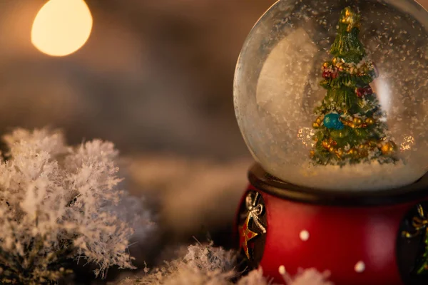 Gros plan de la petite boule de neige avec arbre de Noël debout dans la neige — Photo de stock