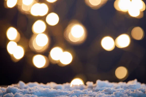 Sfondo con luci di Natale sfocate e neve — Foto stock