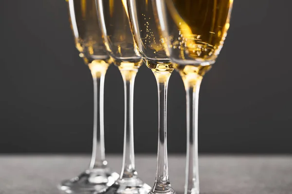 Champanhe em copos para celebrar a véspera de Natal em cinza — Fotografia de Stock