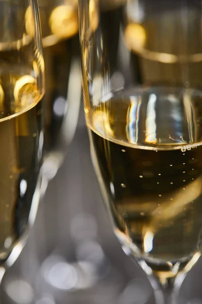 Gros plan de vin mousseux dans des verres pour célébrer la veille de Noël — Photo de stock