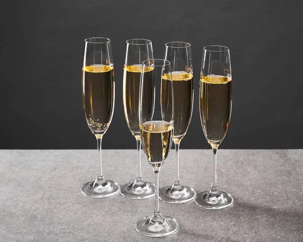 Champagner in Gläsern zum Feiern von Heiligabend auf grau — Stockfoto