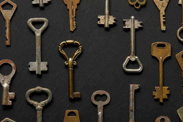Vista superior de chaves enferrujadas vintage no fundo violeta — Fotografia de Stock