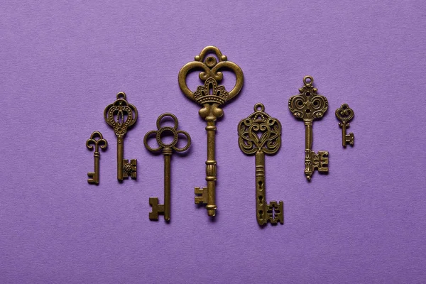 Top view of vintage keys on violet background — Stock Photo