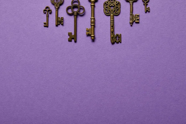 Top view of vintage keys on violet background with copy space — Stock Photo