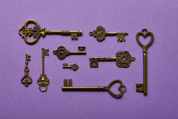 Top view of vintage keys on violet background — Stock Photo