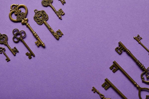 Vista dall'alto di chiavi vintage su sfondo viola — Foto stock