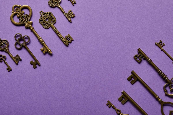 Top view of vintage keys on violet background — Stock Photo