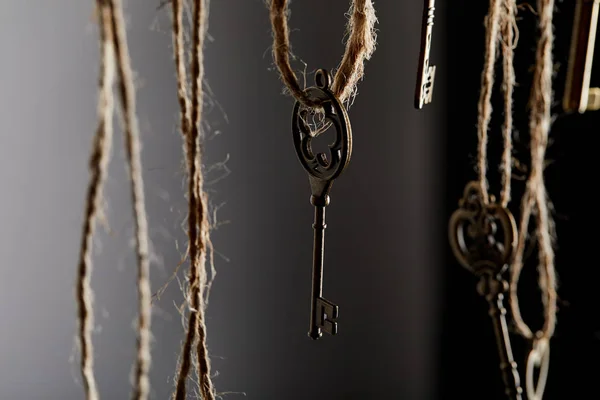 Nahaufnahme von Vintage-Schlüsseln, die an Seilen hängen — Stockfoto