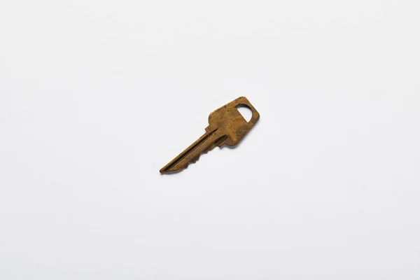 Vista dall'alto della chiave arrugginita vintage su sfondo bianco — Foto stock
