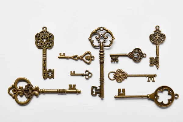 Top view of vintage keys on white background — Stock Photo