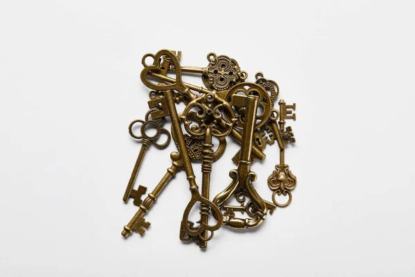 Vue de dessus des clés vintage en pile sur fond blanc — Photo de stock
