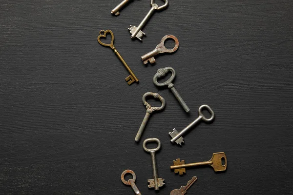 Top view of vintage rusty keys on black background — Stock Photo