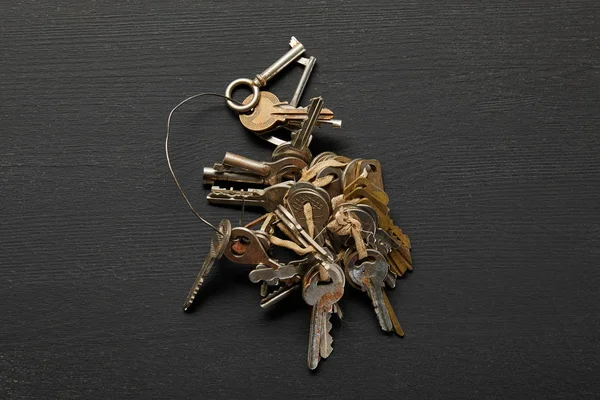 Top view of vintage rusty keys in bunch on black background — Stock Photo