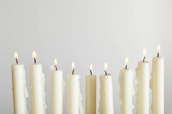 Velas ardientes aisladas en blanco - foto de stock