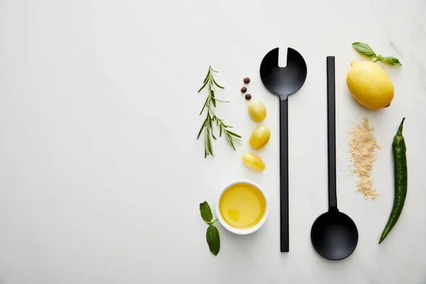 Vue de dessus de la louche, cuillère avec de l'huile d'olive et des épices sur fond de marbre — Photo de stock