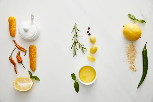 Vista dall'alto di olio d'oliva, sugo di mare con verdure ed erbe aromatiche su fondo di marmo — Foto stock