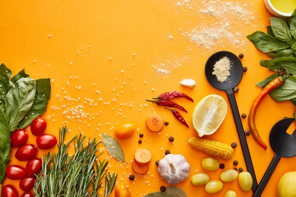 Draufsicht auf frisches Gemüse, Kräuter mit Gewürzen auf orangefarbenem Hintergrund — Stockfoto